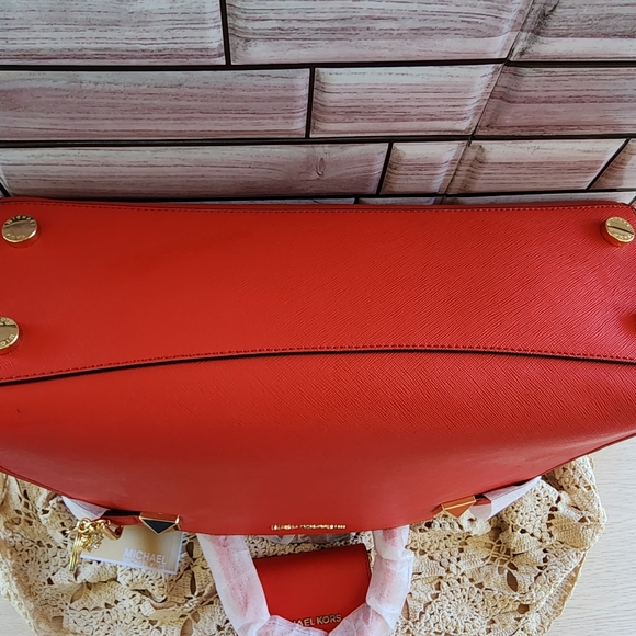 MK Michael Kors Karla satchel in Sangria color. With jet set wallet, key charms - Picture 11 of 16